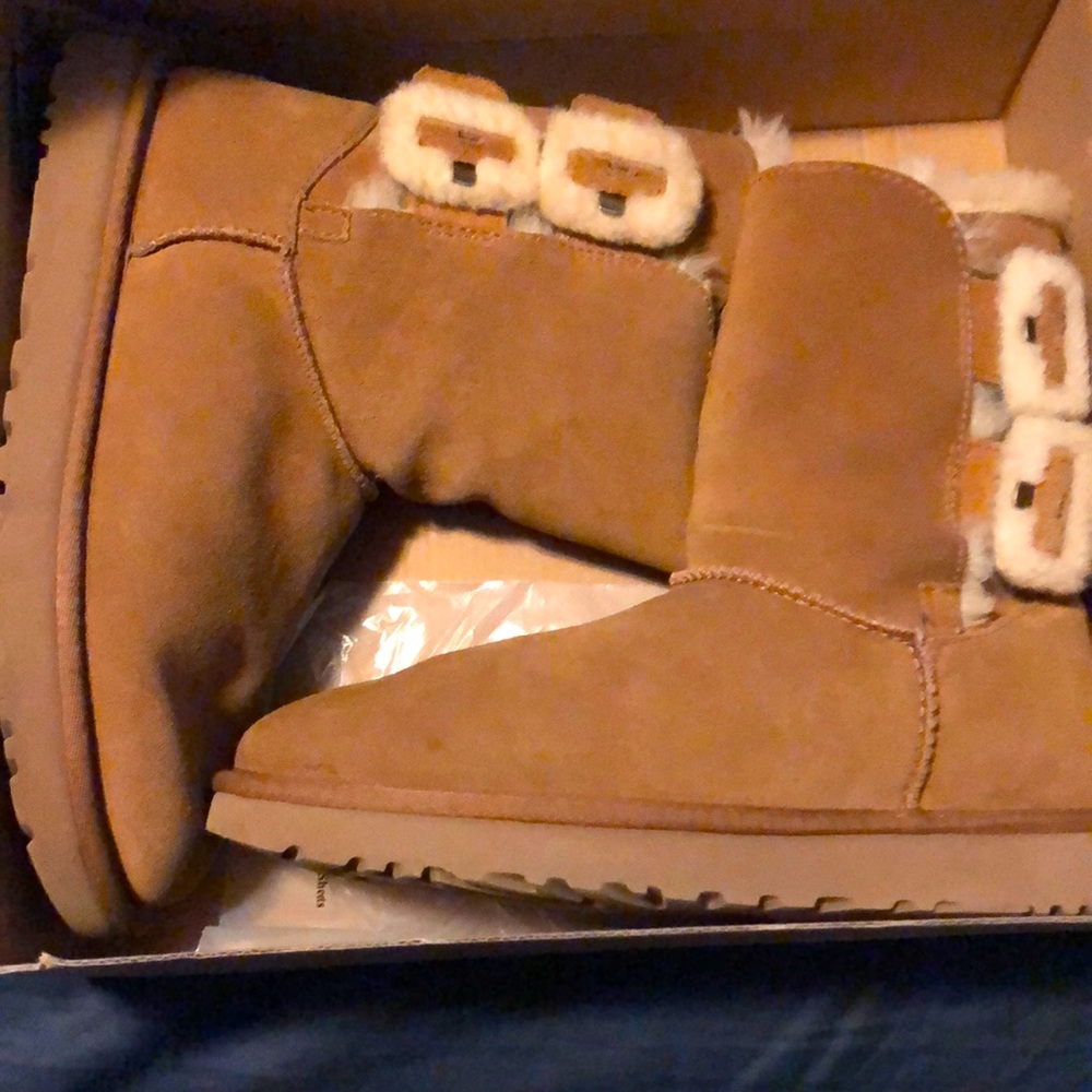 Size 8 tan Bailey fluff Buckle UGGs